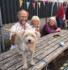 Roosje is liever óp de tafel, dan ónder de tafel. (Zwiggelte)