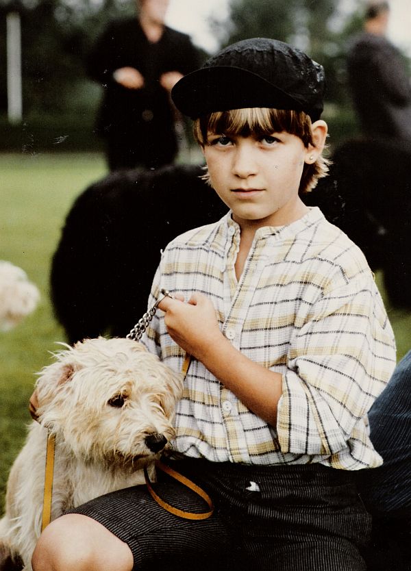 Naomi, als Amsterdam's lieverdje op Rashondendag in Amsterdam, samen met Sacha (1979).
